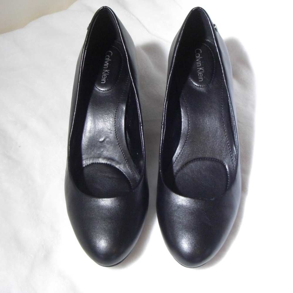 Calvin Klein Saxton black wedge pumps 8M EUC